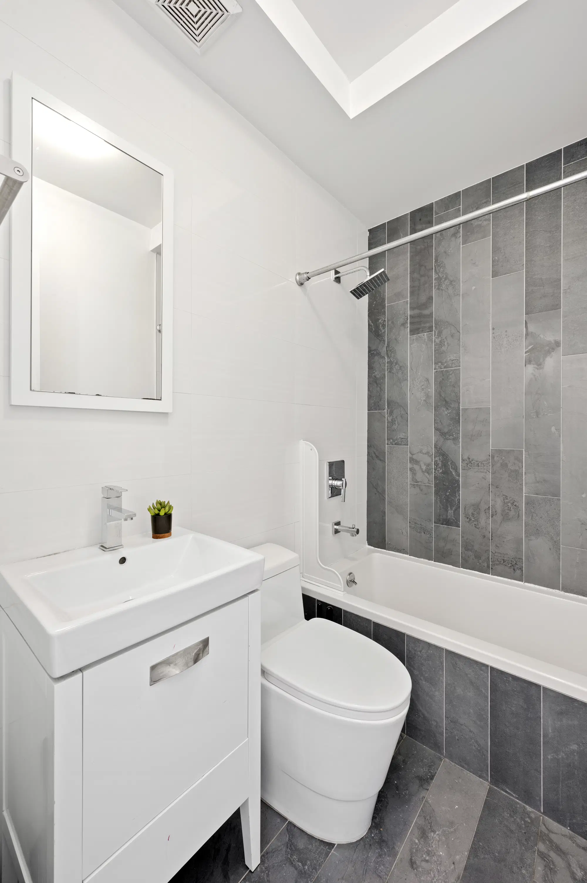 Lorimer Williamsburg Home, Brooklyn – Bathroom