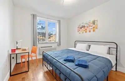 Lorimer Williamsburg Home, Brooklyn – King suite + bathroom