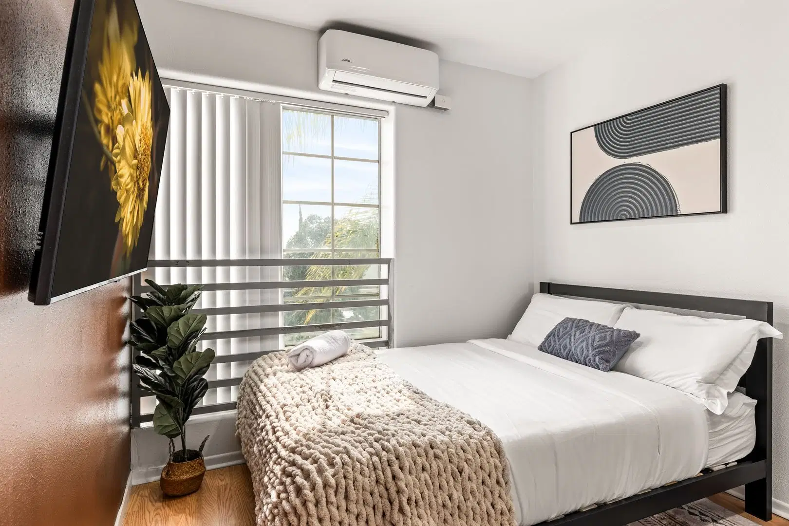 10777 Ashton 202, Los Angeles – Single Room In A 7 Bedroom Apartment
