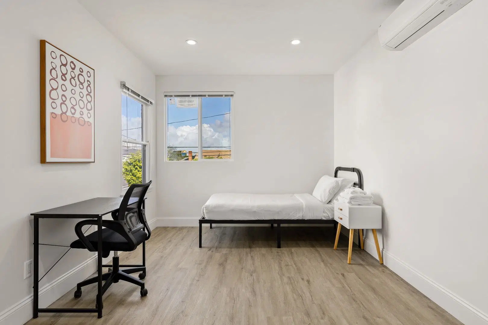 1740 S Kelton Ave, Los Angeles – Twin/Shared Room in a 5 Bedroom Apartment
