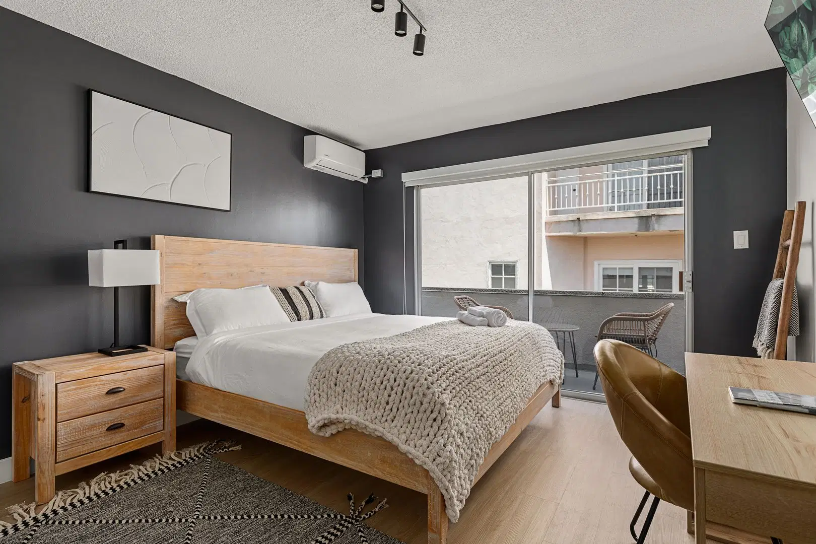 1700 Malcolm Avenue, Los Angeles – Single Room in 3 Bedroom Apartment