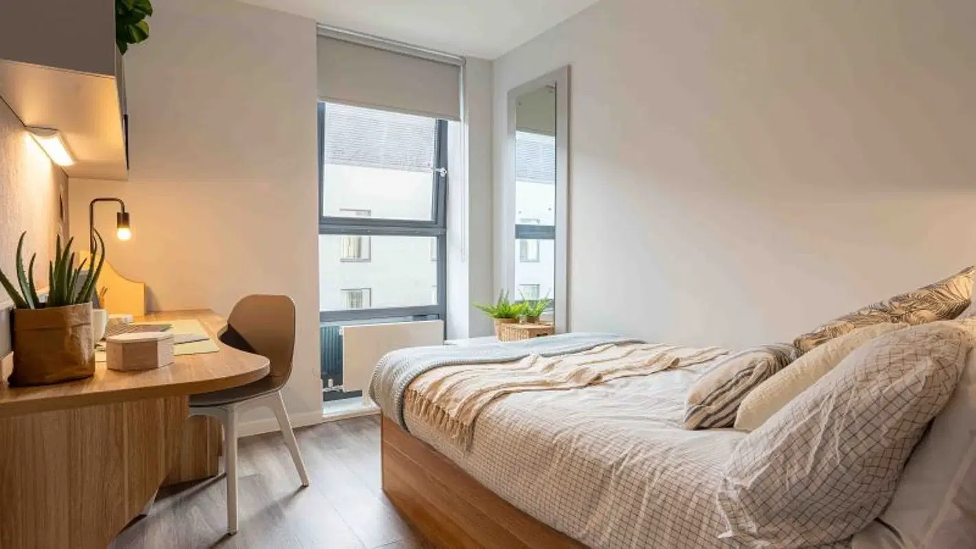 iQ Sterling Court, London – Bronze En Suite Plus-2627