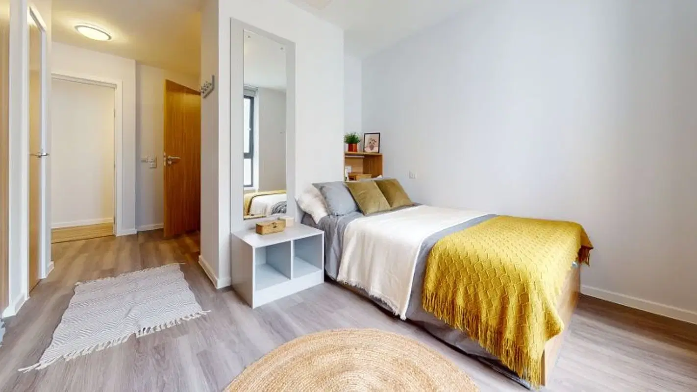 iQ Sterling Court, London – Bronze Studio Plus-2627