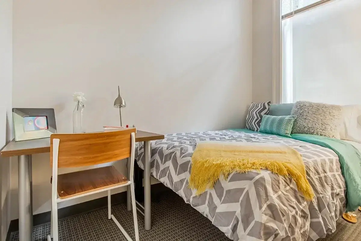 Arc at Old Colony, Chicago – Room in 3 Bedroom 2 Bathroom | 3X2