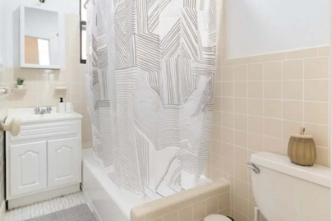 W 139th St, New York – Bathroom