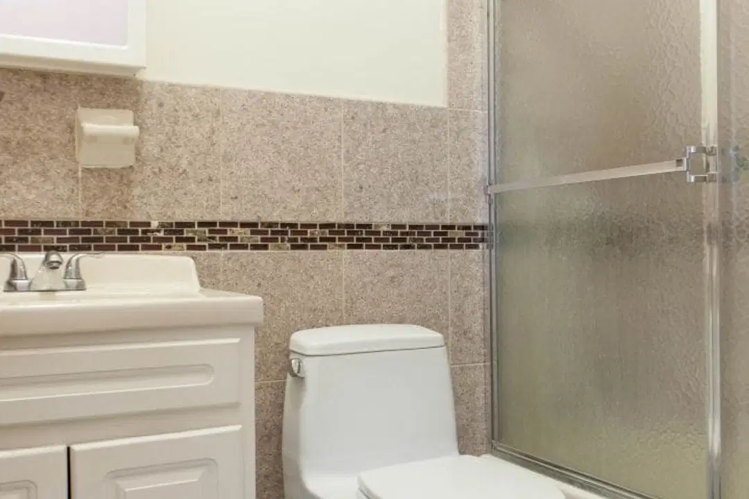 W 135th St, New York – Bathroom