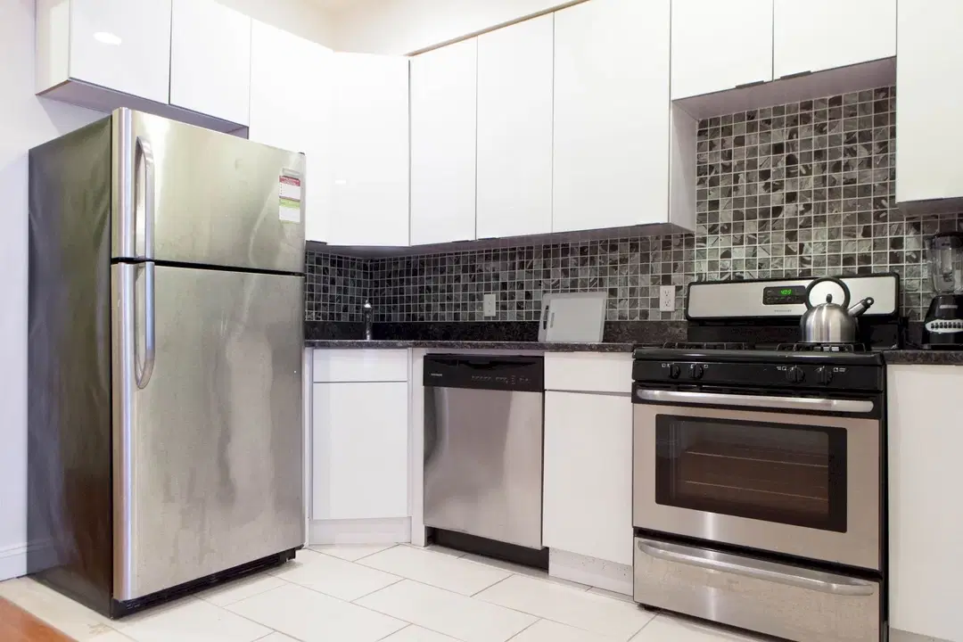 W 135th St, New York – Kitchen