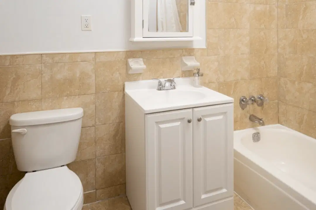 W 116th St, New York – Bathroom