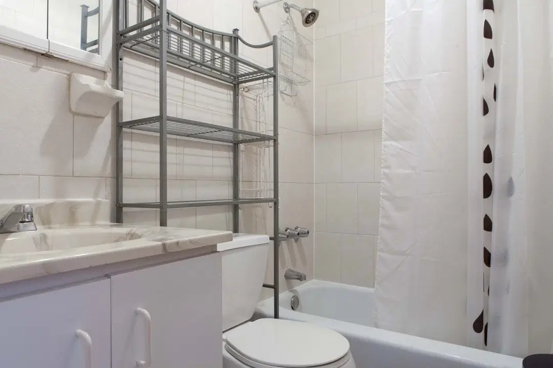 Third Ave, New York – Bathroom