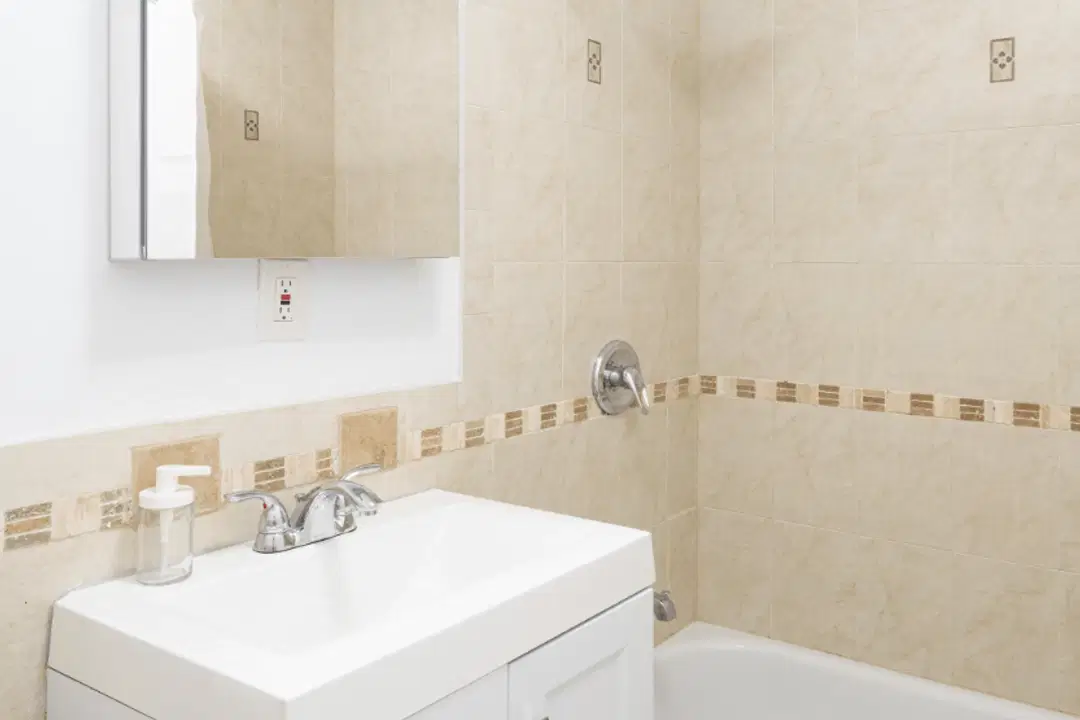 98 Jefferson St, Brooklyn – Bathroom