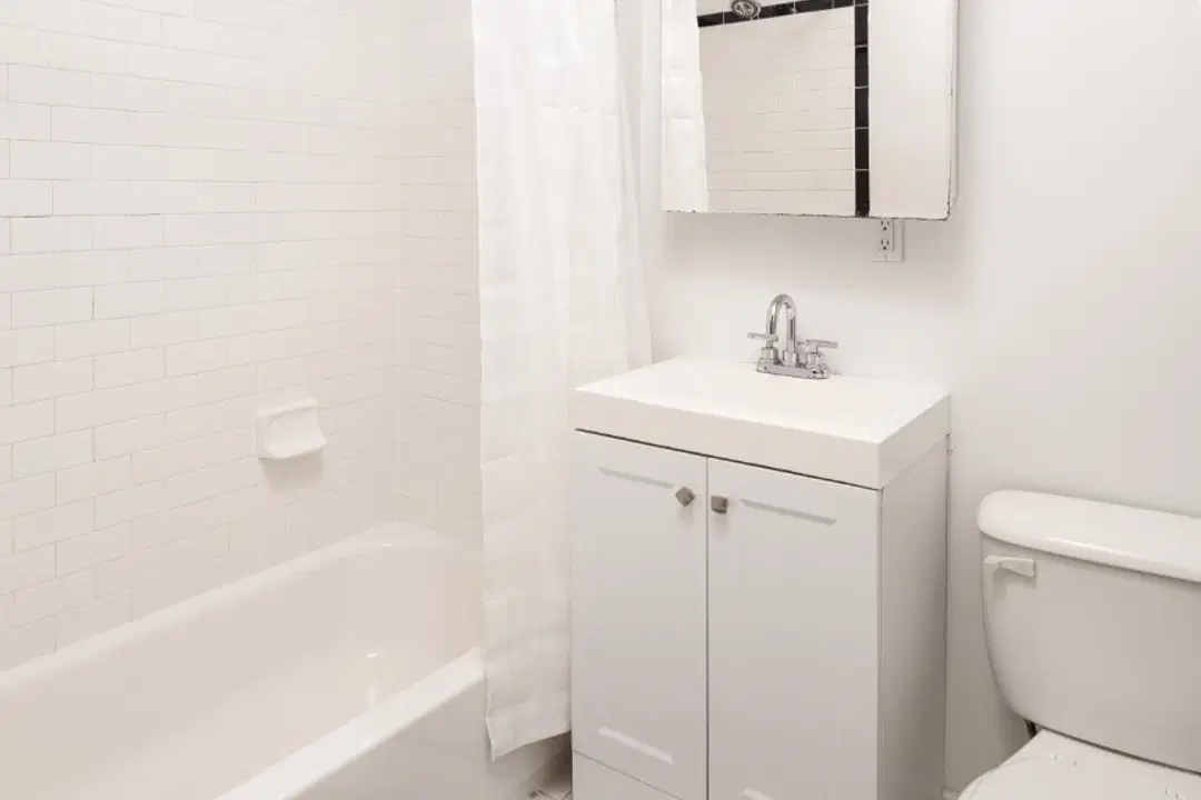 E 59th St, New York – Bathroom