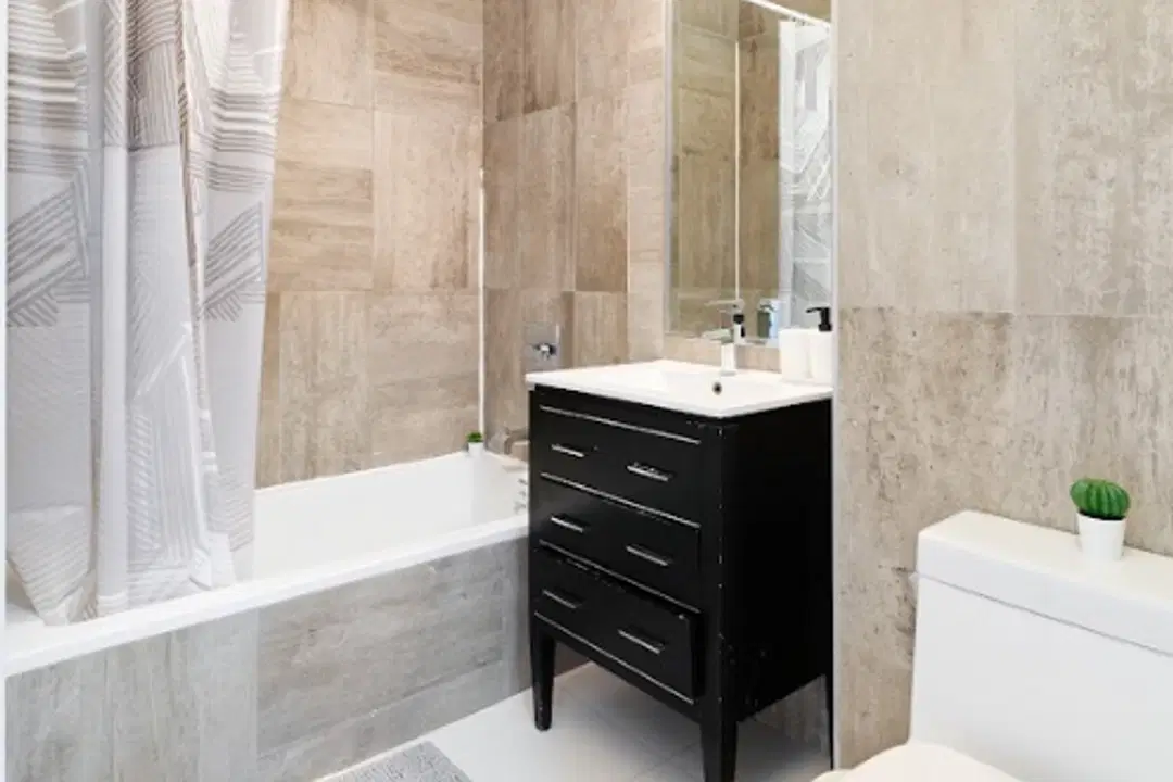 700 Flushing Ave, New York – Bathroom