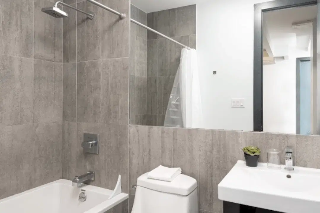 202 Scholes St, New York – Bathroom