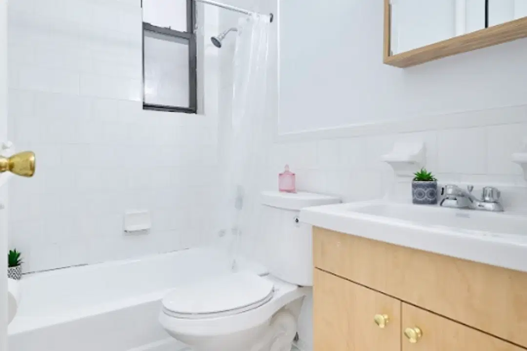 W 42nd St, New York – Bathroom