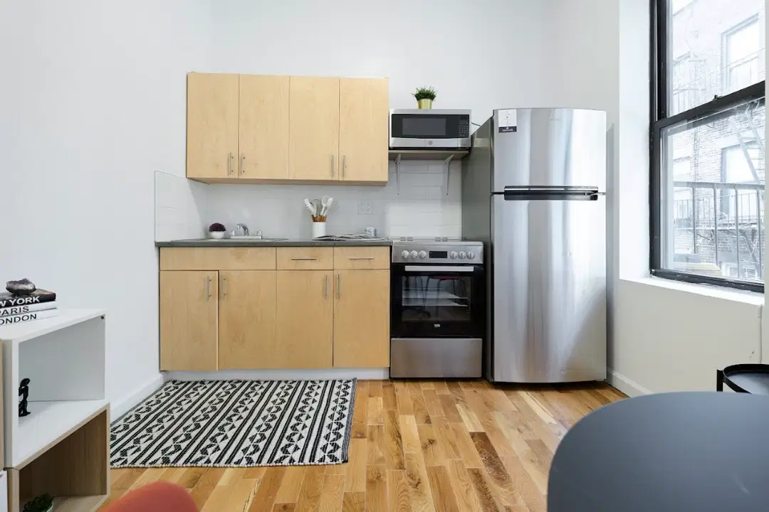 W 42nd St, New York – Kitchen