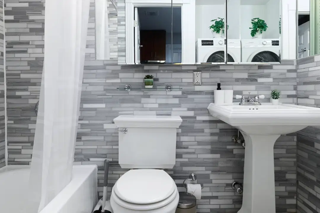 E 26th St, New York – Bathroom