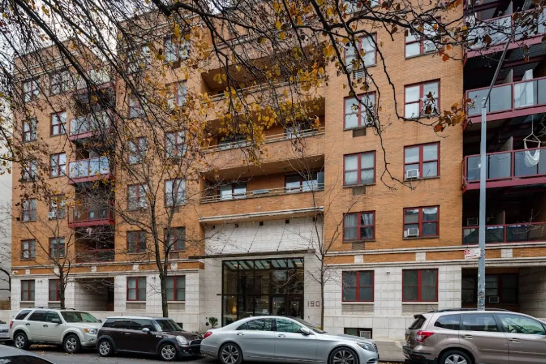 E 7th St, New York – Exterior