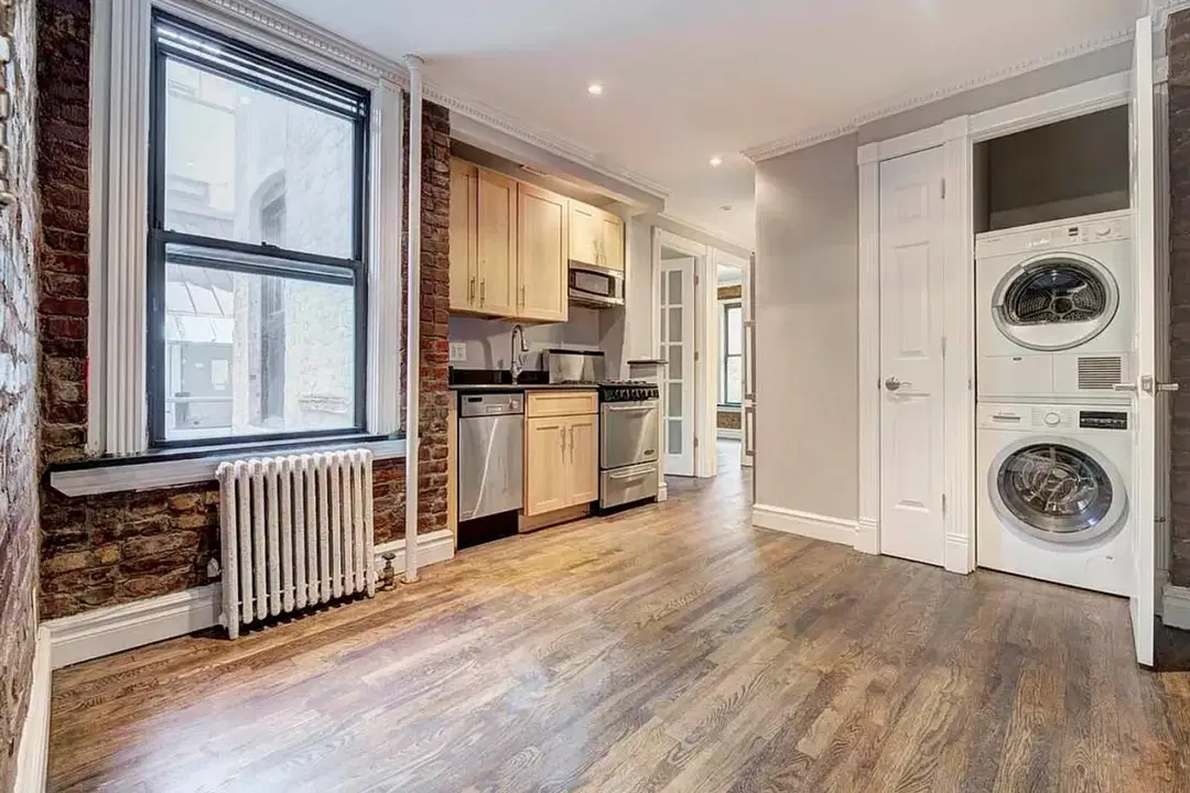 E 13th St, New York – Amenities