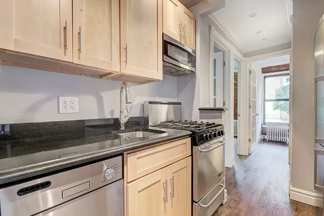 E 13th St, New York – Kitchen