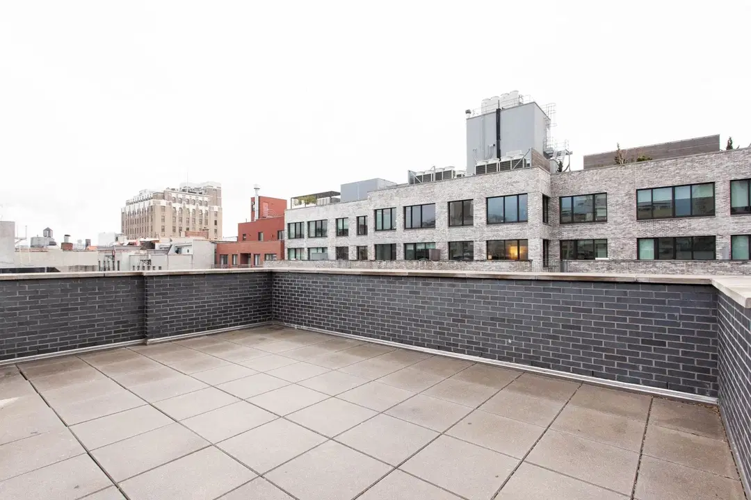 East 14th St, New York – Exterior