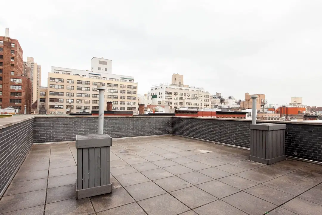 East 14th St, New York – Exterior