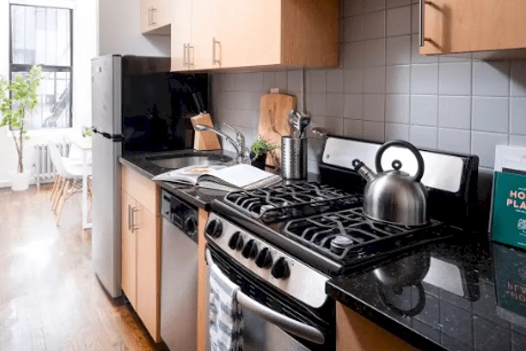 E 11th St, New York – Kitchen