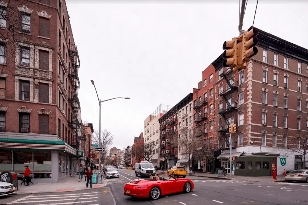 E 11th St, New York – Exterior