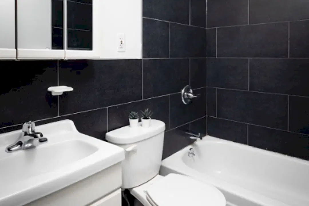 E 11th St, New York – Bathroom