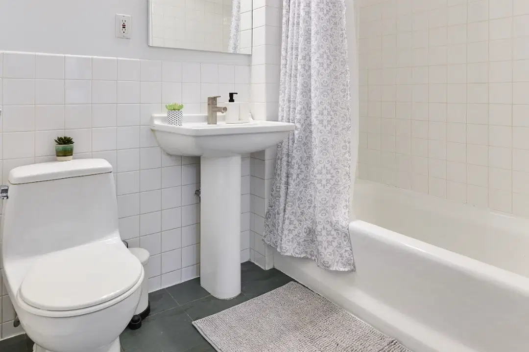 43 Avenue C, New York – Bathroom