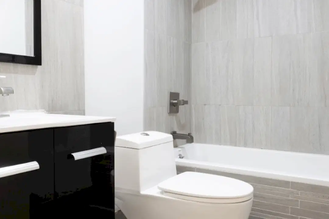 155 Meserole St, Brooklyn – Bathroom
