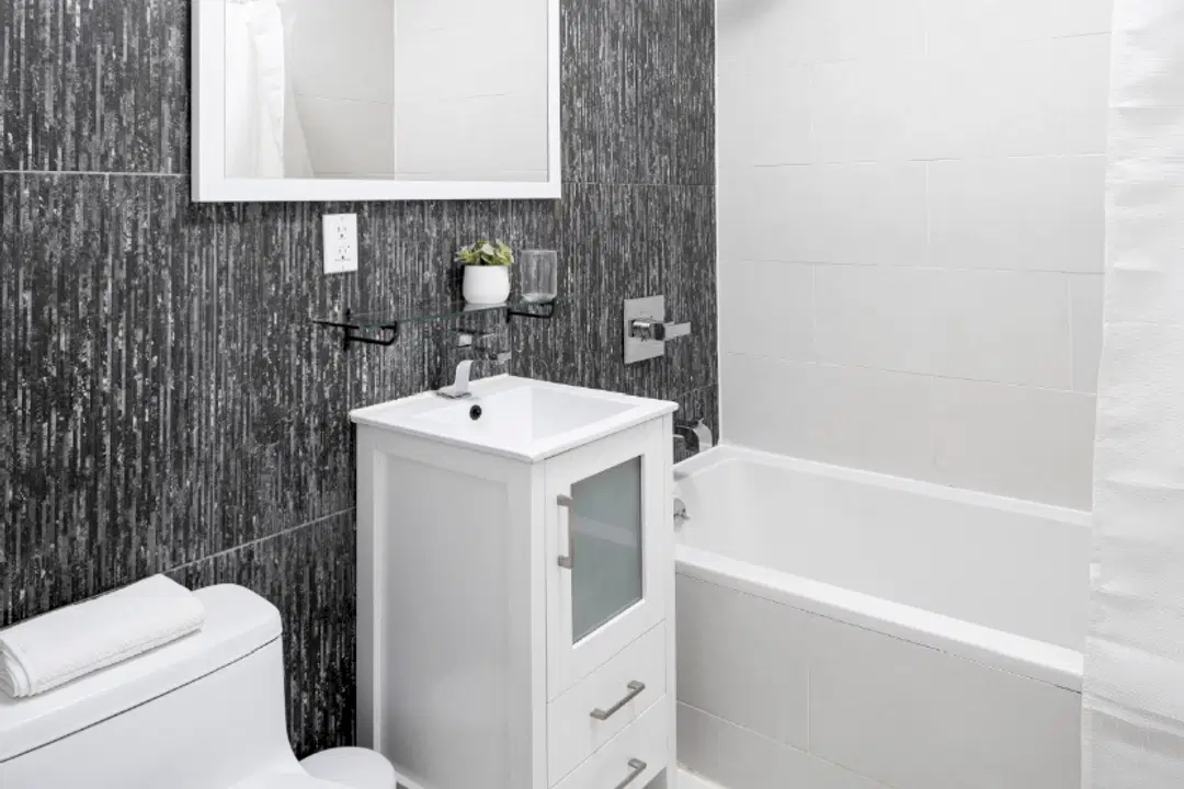 284 Powers St, Brooklyn – Bathroom