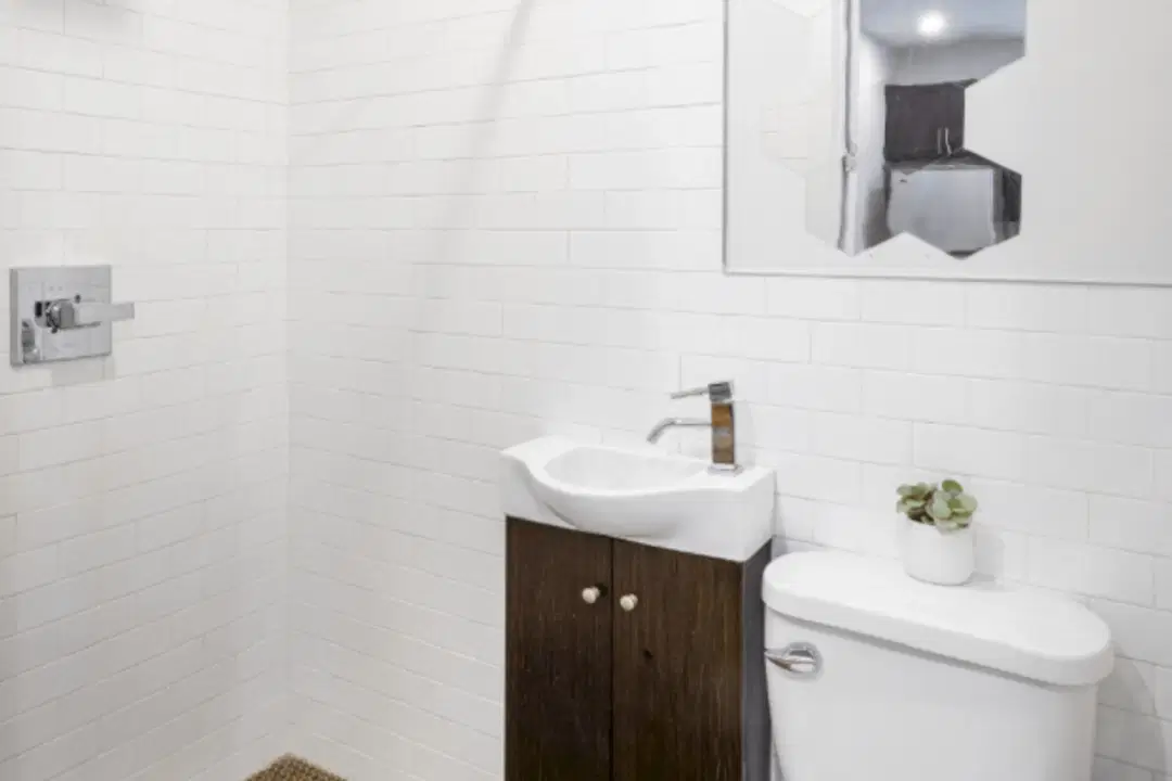 161 Maujer St, New York – Bathroom