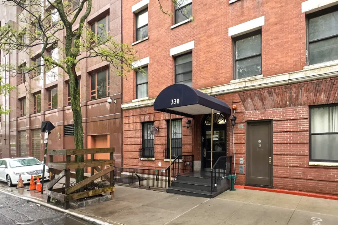 E 35th St, New York – Exterior