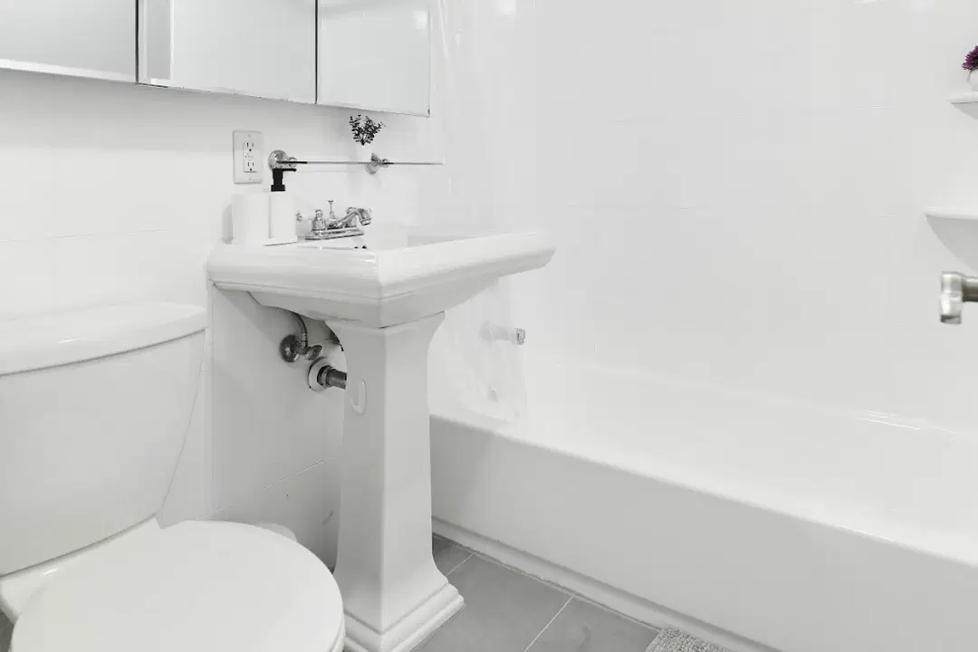 E 35th St, New York – Bathroom