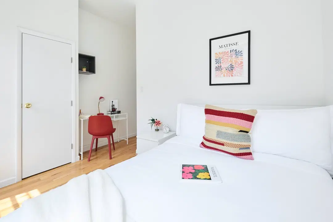 W 42nd St, New York – Private Room (3 Bed - 1 Bath)