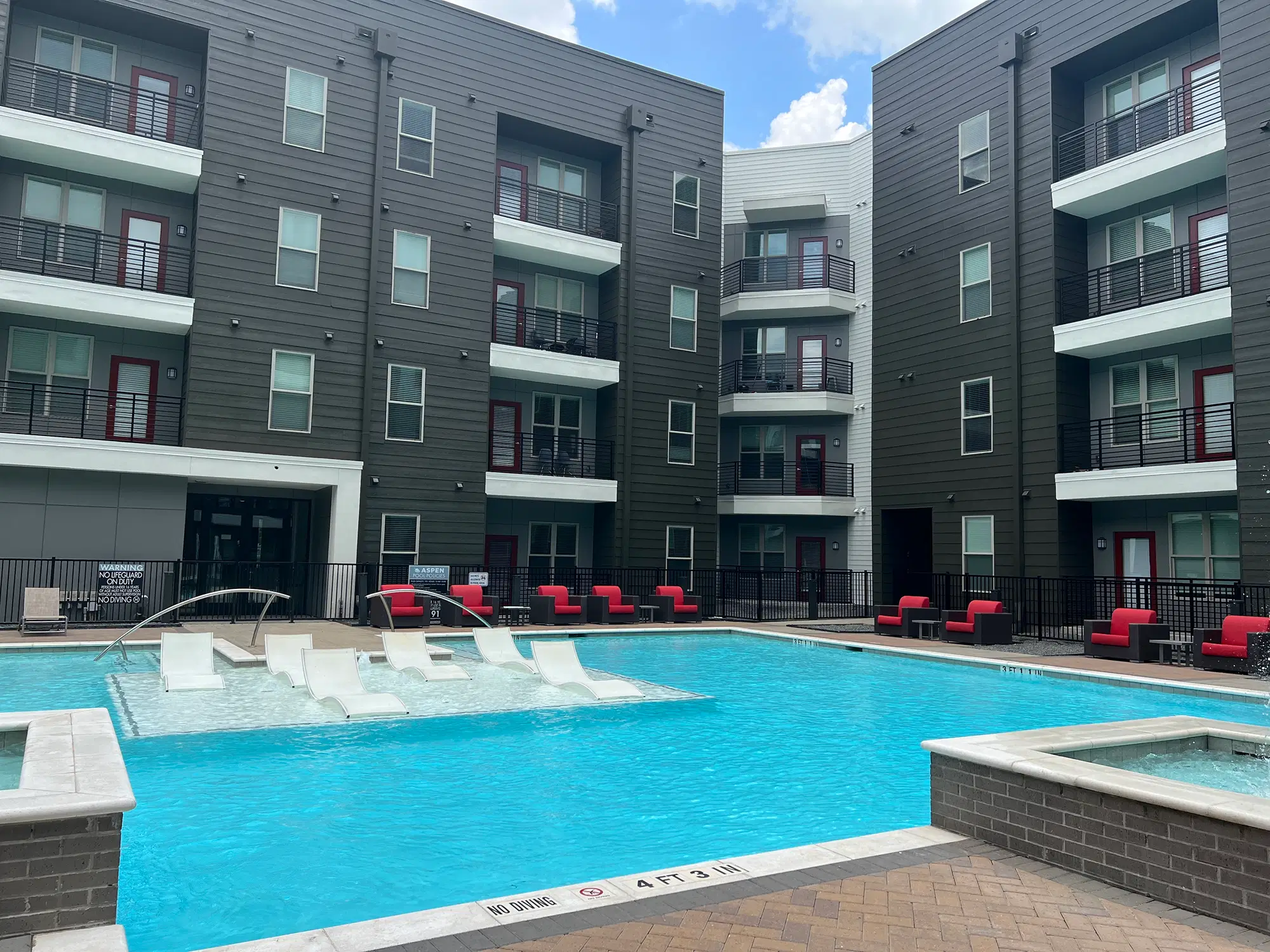 Altitude, Houston – Exterior