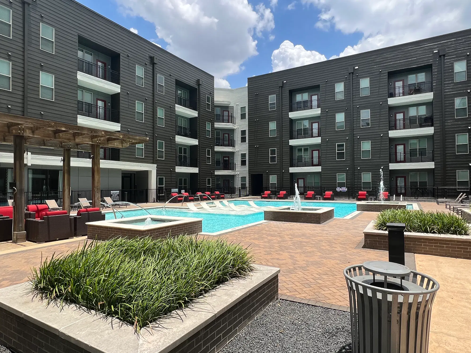 Altitude, Houston – Exterior