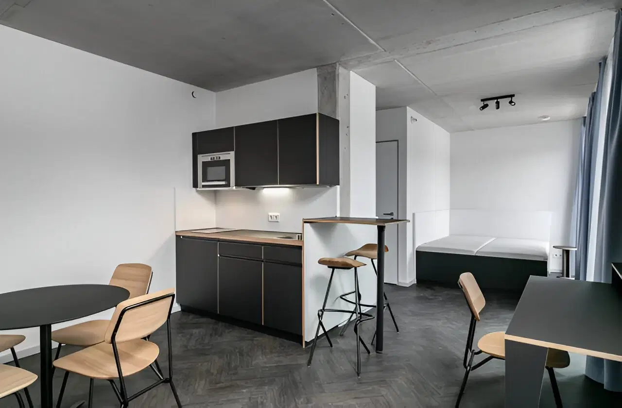 66 Monkeys - Mill Street, Berlin – Premium Plus XL