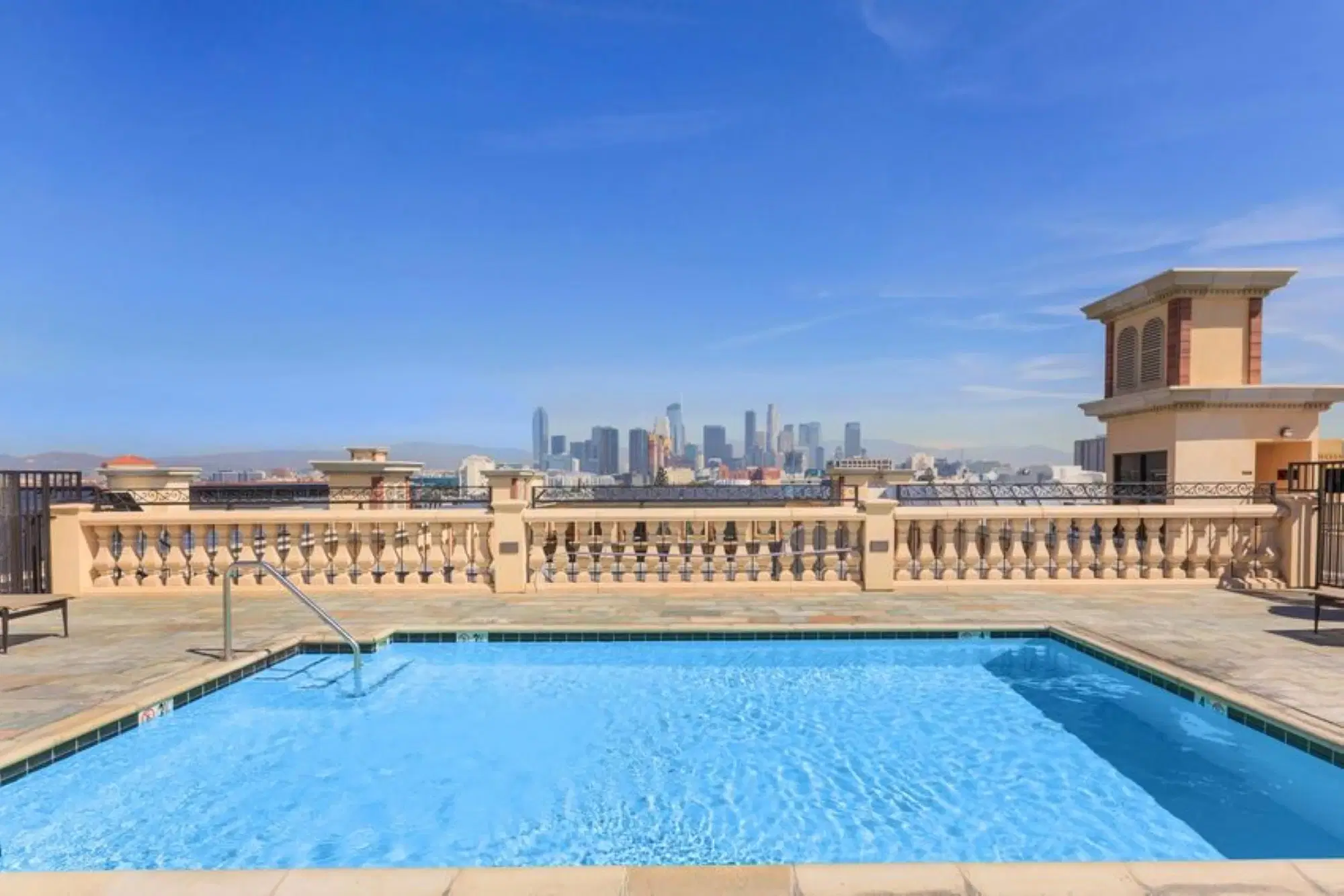 Lorenzo, Los Angeles – Exterior
