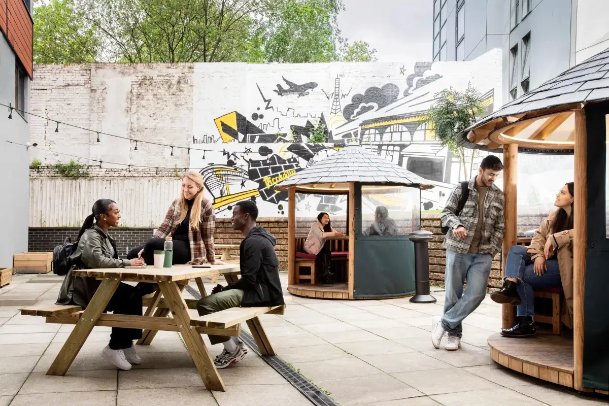 GoBritanya Piccadilly Court, London – Common Area