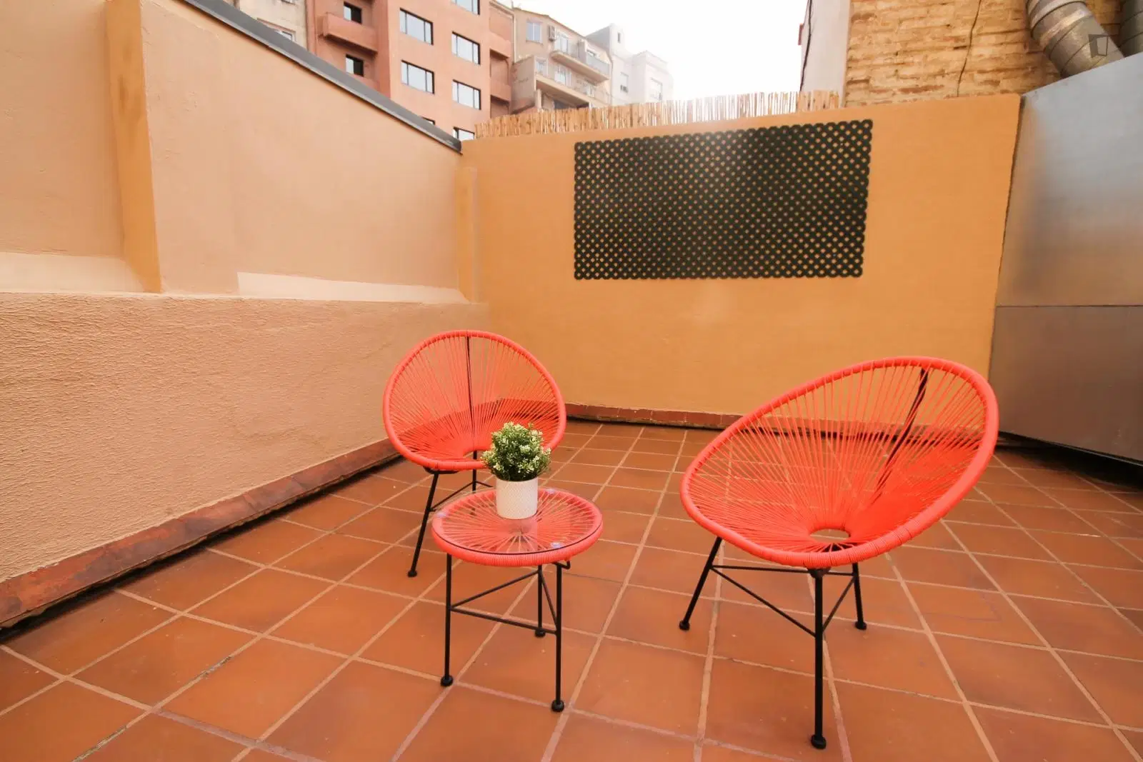 UNP 08006, Barcelona – Exterior