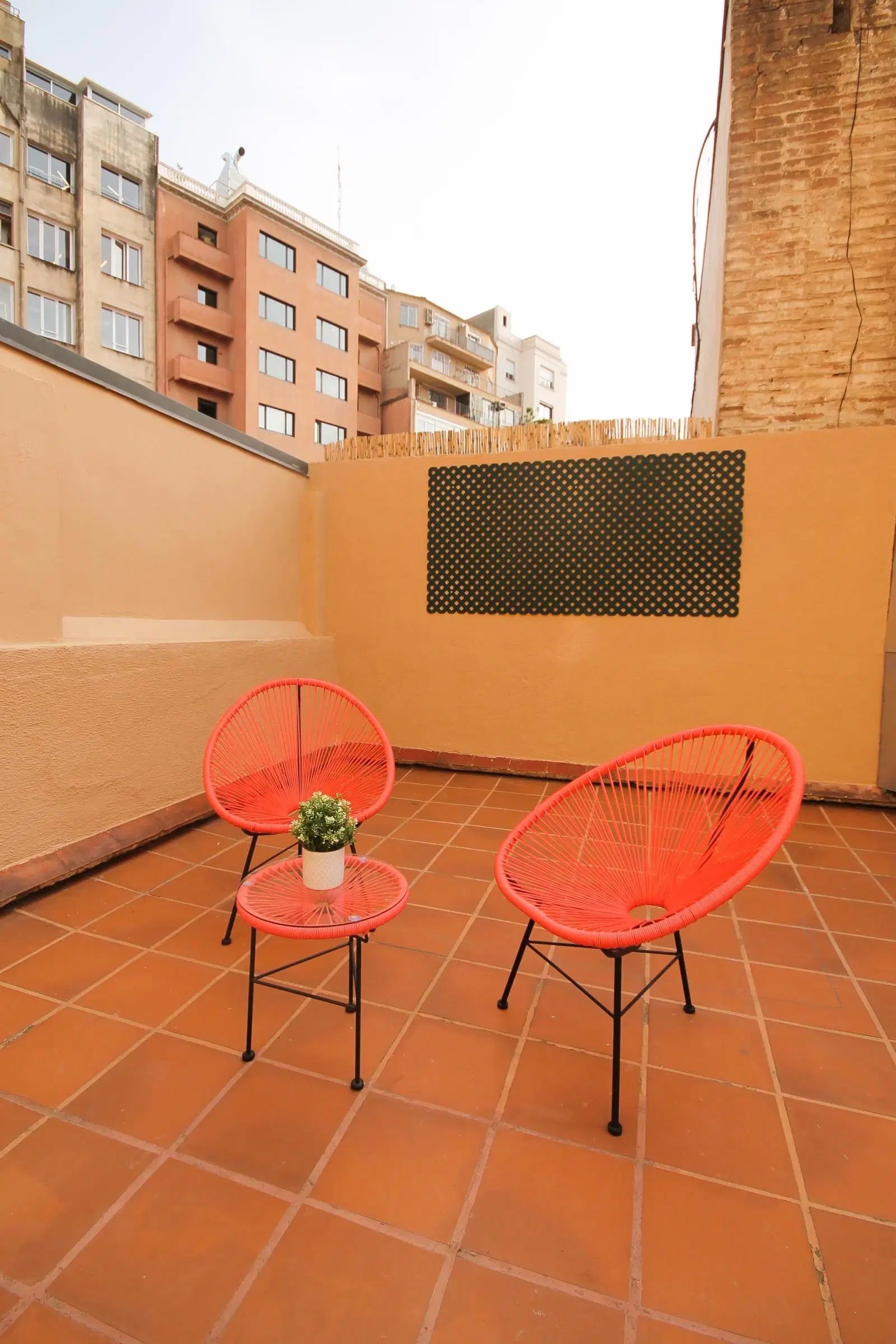UNP 08006, Barcelona – Exterior