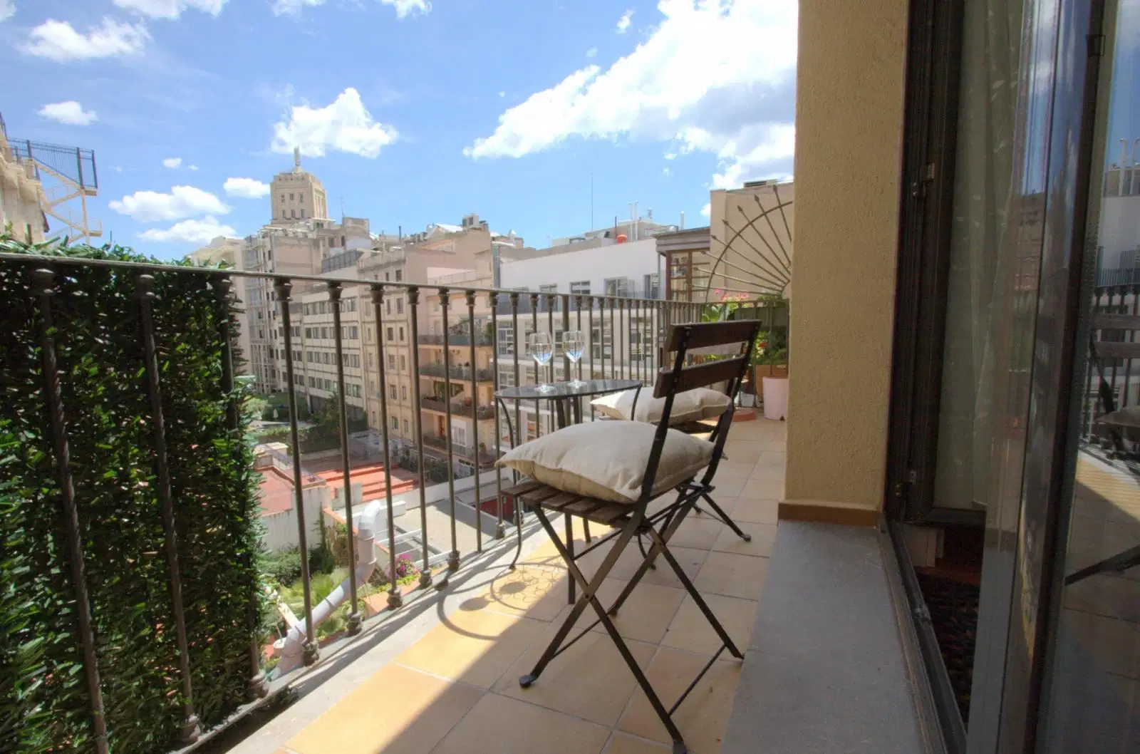 UNP 08007, Barcelona – Exterior