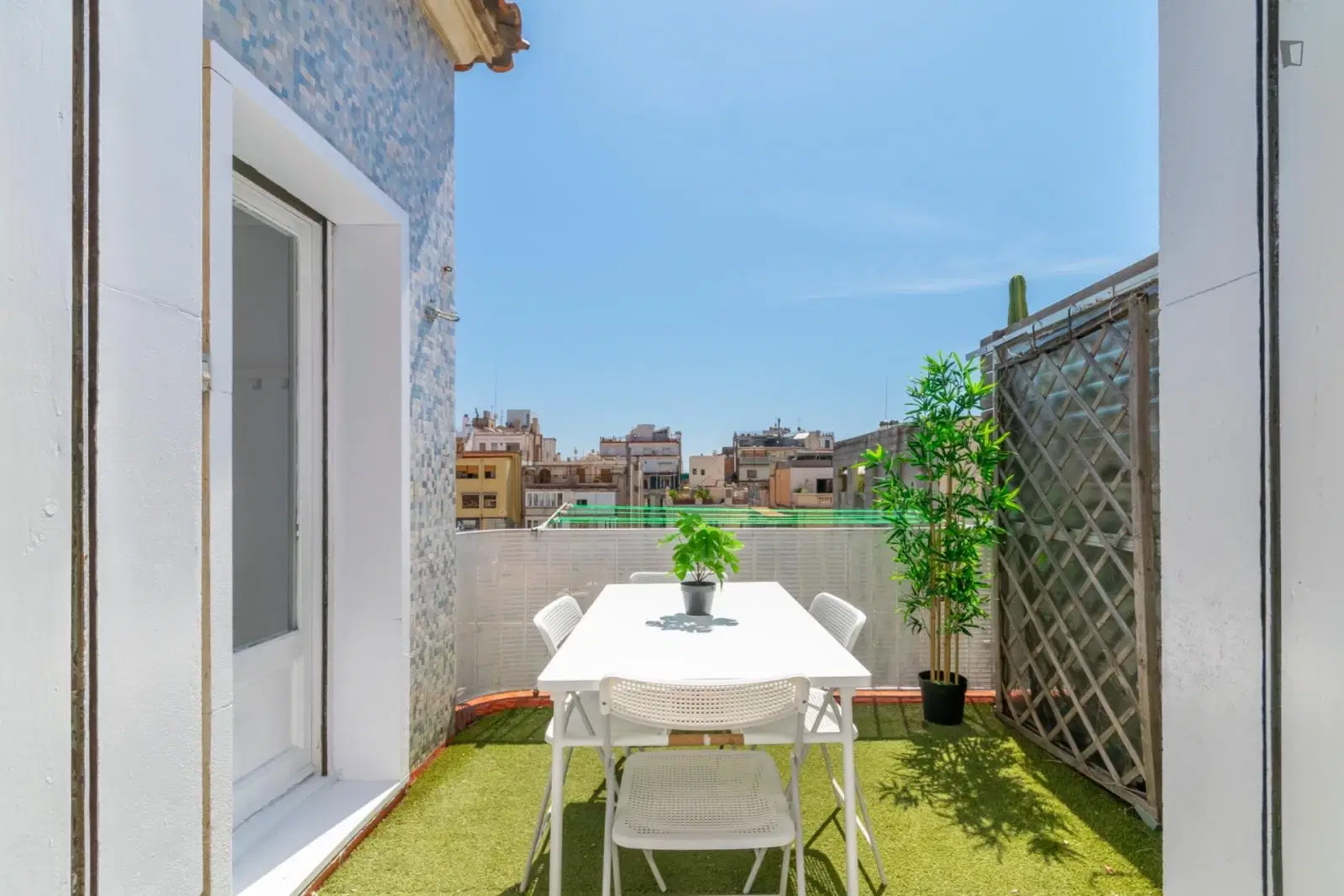 UNP 08008, Barcelona – Exterior