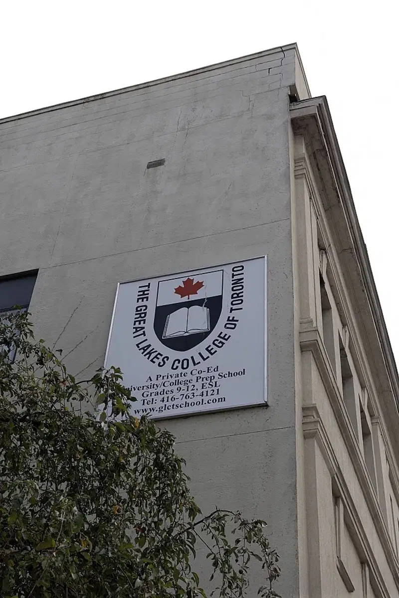 SPR M9B1B8, Toronto – Exterior