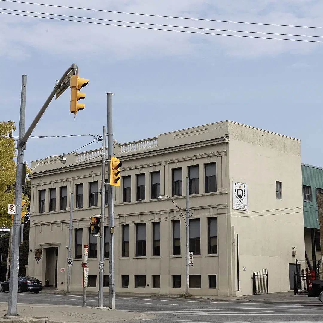 SPR M9B1B8, Toronto – Exterior