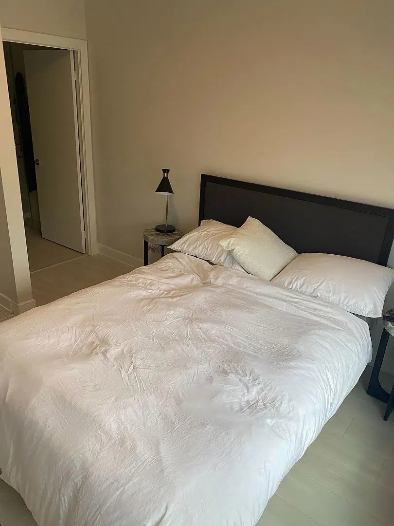 SPR M5G1C5, Toronto – Bedroom