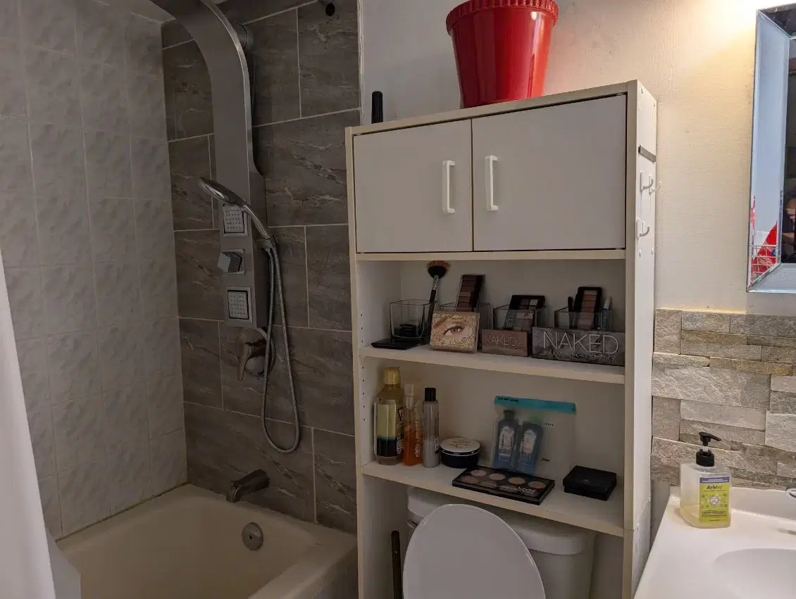SPR V3W3J6, Surrey – Bathroom