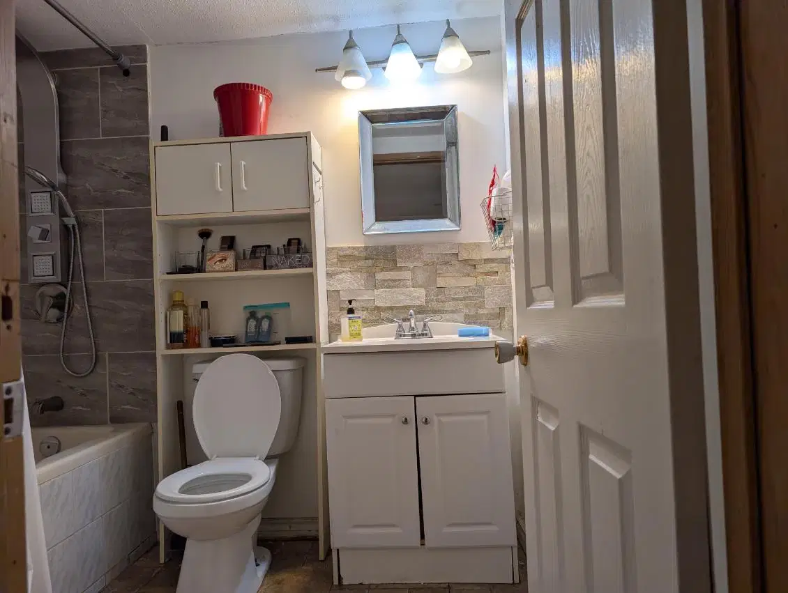 SPR V3W3J6, Surrey – Bathroom