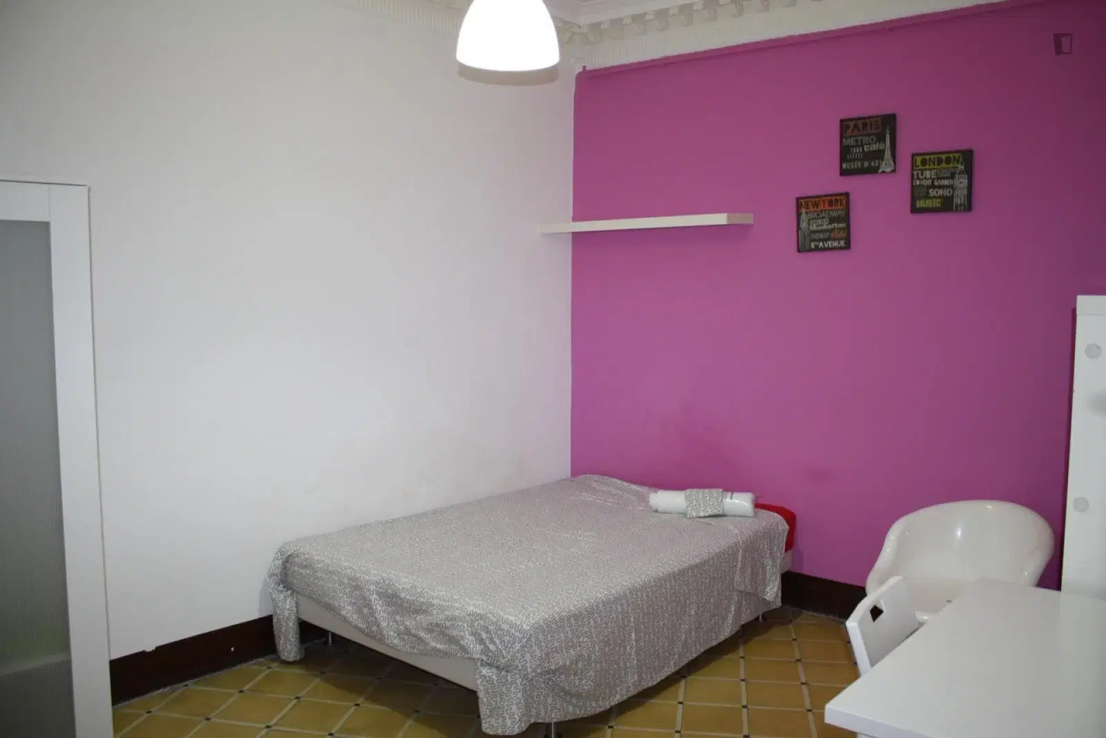 UNP 08003, Barcelona – Room in a 6 Bed 1 Bath